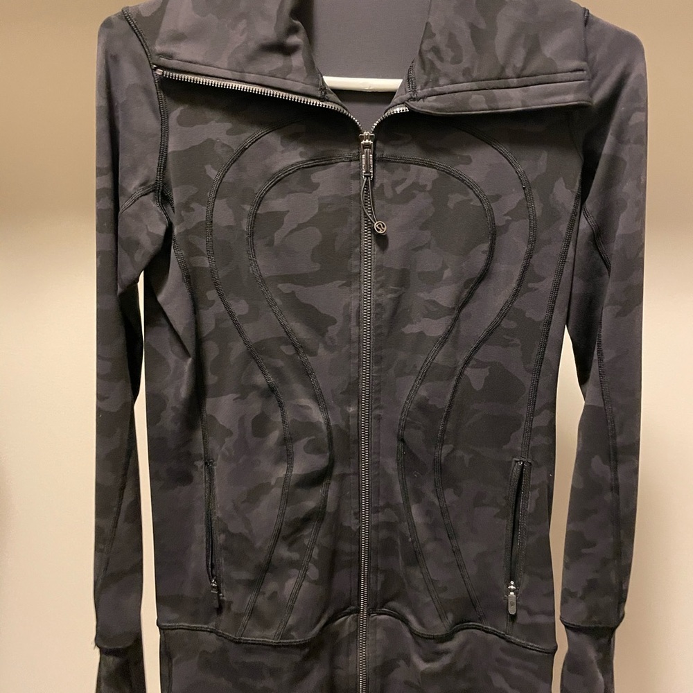 Lululemon long zip up sweatshirt. Black camo size 6
